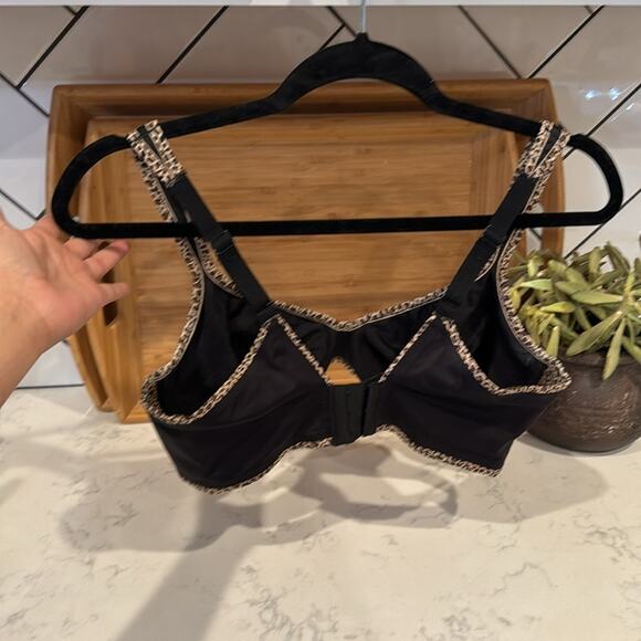 Olga wide strap leopard print accents underwire not lined T-shirt bra size 38D - Picture 5 of 7